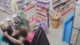 VIDEO Un angajat al unui supermarket din Sectorul 4 s-a luptat cu hoțul până l-a pus la pământ. Bărbatul a fost reținut timp de 30 de zile